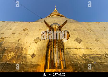Elefant am Fuße des Golden Chedi Phrathatluang im Wat Phra Singh Tempel, Chiang Mai, Thailand, Asien Stockfoto