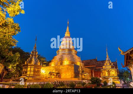 Golden Chedi Phrathatluang des buddhistischen Tempelkomplexes Wat Phra Singh in der Abenddämmerung, Chiang Mai, Thailand, Asien Stockfoto