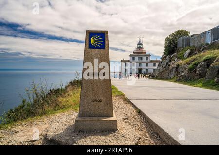 Meilenstein, der das Ende des Weges von St. James, Cape Finisterre (Cabo Fisterra), Galicien, Spanien Stockfoto