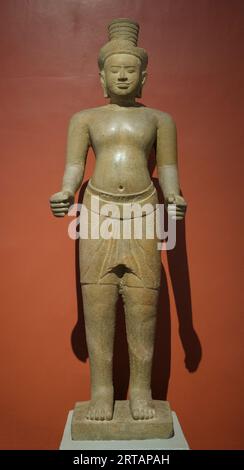 Kambodscha: Eine Sandsteinstatue im Preah-Ko-Stil aus dem 9. Jahrhundert des hinduistischen Gottes Shiva, ursprünglich aus Angkor, heute im Nationalmuseum von Kambodscha, Phnom Penh. Das Nationalmuseum befindet sich in einem roten Pavillon aus dem Jahr 1918 und beherbergt eine Sammlung von Khmer-Kunst, darunter einige der schönsten Stücke der Welt. Zu den Exponaten gehören eine Vishnu-Statue aus dem 6. Jahrhundert, eine Shiva-Statue aus dem 9. Jahrhundert und der berühmte, in meditativer Pose geformte Kopf von Jayavarman VII. Besonders beeindruckend ist die beschädigte Büste eines liegenden Vishnu, der einst Teil einer massiven Bronzestatue war, die im westlichen Mebon-Tempel in Angko gefunden wurde Stockfoto
