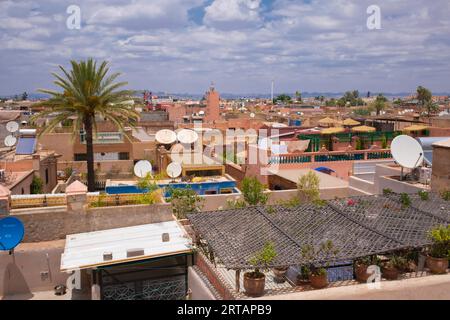 Marokko: Das Kasbah-Viertel von den Mauern des El Badi-Palastes (Badia-Palast), Kasbah-Viertel, Medina von Marrakesch, Marrakesch. El Badi Palace (Palast des Staunens, auch „unvergleichlicher Palast“) wurde 1578 von Sultan Ahmad al-Mansur von der Saadischen Dynastie in Auftrag gegeben, wobei der Bau während seiner Regierungszeit fortgesetzt wurde. Der Palast, der mit aus zahlreichen Ländern von Italien bis Mali importierten Materialien verziert war, wurde für Empfänge genutzt und entworfen, um den Reichtum und die Macht des Sultans zu zeigen. Es war ein Teil eines größeren Saadischen Palastkomplexes, der das Kasbah-Viertel von Marrakesch einnahm. Stockfoto