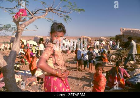 Indien: Ein Pilgerlager, Poornima Festival in der Nähe des Yellamma-Tempels, Saundatti, Karnataka (1994). Jedes Jahr versammeln sich im Hindumonat Magh (Januar bis Februar) mehr als eine halbe Million Menschen um den winzigen Tempel der Göttin Yellamma in Saundatti. Yellamma ist die Schutzpatronin der Devadasi oder der Frauen, die dem Dienst an einer Gottheit oder einem Tempel gewidmet sind. Stockfoto