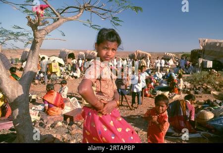 Indien: Ein Pilgerlager, Poornima Festival in der Nähe des Yellamma-Tempels, Saundatti, Karnataka (1994). Jedes Jahr versammeln sich im Hindumonat Magh (Januar bis Februar) mehr als eine halbe Million Menschen um den winzigen Tempel der Göttin Yellamma in Saundatti. Yellamma ist die Schutzpatronin der Devadasi oder der Frauen, die dem Dienst an einer Gottheit oder einem Tempel gewidmet sind. Stockfoto