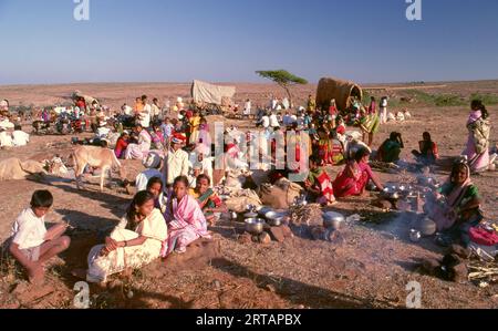 Indien: Vorbereitung des Abendessens in einem Pilgerlager, Poornima Festival in der Nähe des Yellamma-Tempels, Saundatti, Karnataka (1994). Jedes Jahr versammeln sich im Hindumonat Magh (Januar bis Februar) mehr als eine halbe Million Menschen um den winzigen Tempel der Göttin Yellamma in Saundatti. Yellamma ist die Schutzpatronin der Devadasi oder der Frauen, die dem Dienst an einer Gottheit oder einem Tempel gewidmet sind. Stockfoto