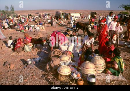 Indien: Vorbereitung des Abendessens in einem Pilgerlager, Poornima Festival in der Nähe des Yellamma-Tempels, Saundatti, Karnataka (1994). Jedes Jahr versammeln sich im Hindumonat Magh (Januar bis Februar) mehr als eine halbe Million Menschen um den winzigen Tempel der Göttin Yellamma in Saundatti. Yellamma ist die Schutzpatronin der Devadasi oder der Frauen, die dem Dienst an einer Gottheit oder einem Tempel gewidmet sind. Stockfoto