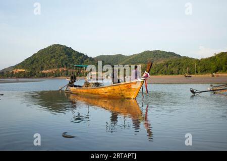 Koh Yao, Thailand; 1. Januar 2023: Fischer, die ihre Langschwanzboote im Fischerdorf Koh Yao fixieren. Stockfoto