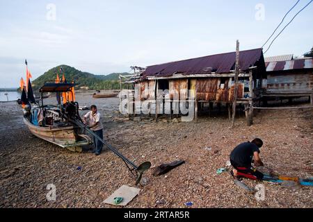 Koh Yao, Thailand; 1. Januar 2023: Fischer, die ihre Langschwanzboote im Fischerdorf Koh Yao fixieren. Stockfoto