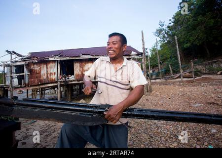 Koh Yao, Thailand; 1. Januar 2023: Fischer, die ihre Langschwanzboote im Fischerdorf Koh Yao fixieren. Stockfoto