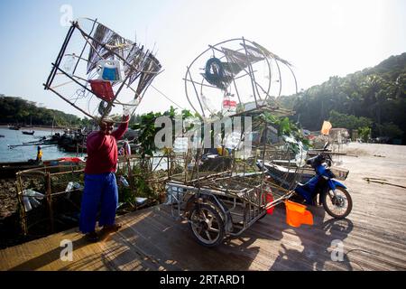 Koh Yao, Thailand; 1. Januar 2023: Fischer im Fischerdorf Koh Yao bereiten Netze für den Fischfang vor. Stockfoto