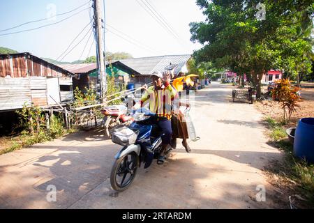 Koh Yao, Thailand; 1. Januar 2023: Zwei Fischer reisen mit dem Motorrad im Fischerdorf Koh Yao. Stockfoto