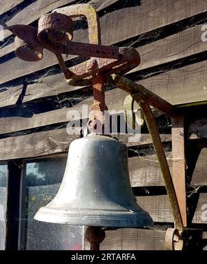 Detail einer alten Glocke in Suffolk, Großbritannien. Stockfoto