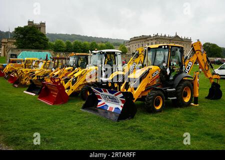 Eine Reihe gelber JCB-Bagger. Stockfoto