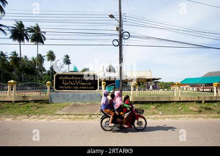 Koh Yao, Thailand; 1. Januar 2023: Menschen auf Koh Yao fahren Mopeds auf einer Straße. Stockfoto