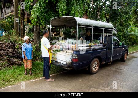 Koh Yao, Thailand; 1. Januar 2023: Straßenverkäufer mit seinem Lkw voller Produkte in seinem Kofferraum. Stockfoto