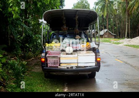 Ko Yao, Thailand; 1. Januar 2023: Lieferwagen mit Lebensmittelprodukten, die in der Mitte einer Straße verkauft werden. Stockfoto