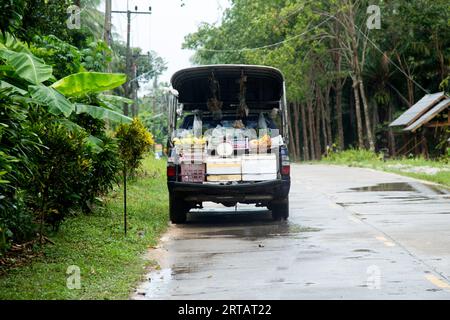 Ko Yao, Thailand; 1. Januar 2023: Lieferwagen mit Lebensmittelprodukten, die in der Mitte einer Straße verkauft werden. Stockfoto