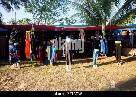 Ko Yao, Thailand; 1. Januar 2023: Straßenbekleidung auf einem Markt auf der Insel Ko Yao. Stockfoto