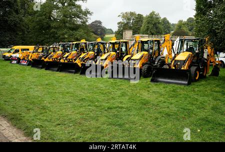 Eine Reihe gelber JCB-Bagger. Stockfoto