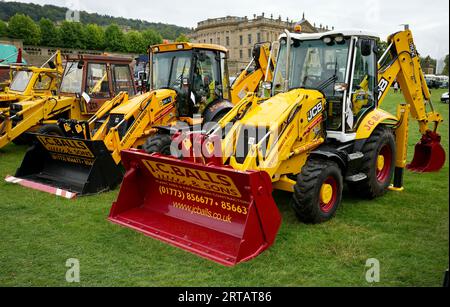 Eine Reihe gelber JCB-Bagger. Stockfoto