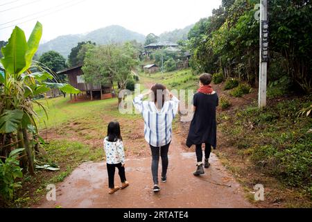 Chiang Rai, Thailand; 1. Januar 2023: Besuch eines indigenen Hochlandstammes im Bezirk Chiang Rai. Stockfoto