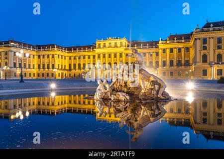 Brunnen im Innenhof des Schlosses Schönbrunn bei Dämmerung, UNESCO-Weltkulturerbe in Wien, Österreich, Europa Stockfoto