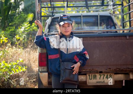 Samut Songkhram, Thailand; 1. Januar 2023: Eine junge Landwirtin, die auf einer Bio-Kokosnussplantage arbeitet. Stockfoto