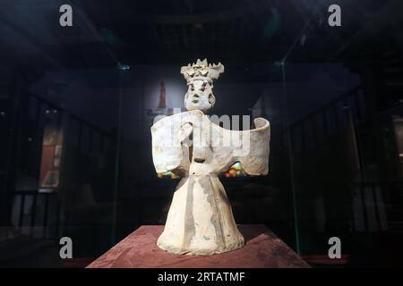 Guangzhou City, China - 5. April 2019: Chinesische Keramik-Sängerskulptur aus der östlichen Han-Dynastie im Museum, Guangzhou City, Provinz Guangdong, China Stockfoto