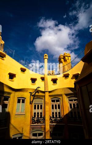 La Pedrera - Casa Milà, ein vom katalanischen Architekten Antoni Gaudi entworfenes Apartmenthaus am Passeig de Gracia in Barcelona, erbaut zwischen 1906 und 1912. Stockfoto