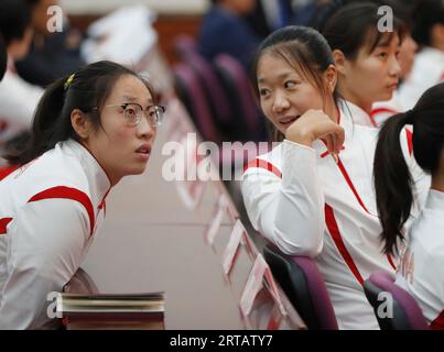 Peking, China. September 2023. Die chinesischen Athleten Feng bin (L) und Liu Shiying nehmen am Eröffnungstreffen der chinesischen Delegation für die Asienspiele in Hangzhou in Peking, der Hauptstadt Chinas, am 12. September 2023 Teil. Quelle: Jia Haocheng/Xinhua/Alamy Live News Stockfoto