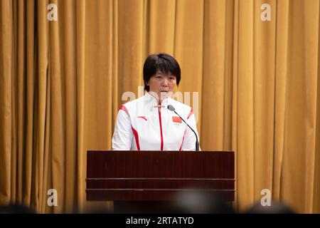 Peking, China. September 2023. Huang Wenhong, Vertreter von Trainern, spricht während des Eröffnungstreffens der chinesischen Delegation für die Asienspiele in Hangzhou in Peking, der Hauptstadt Chinas, am 12. September 2023. Quelle: Chen Zhonghao/Xinhua/Alamy Live News Stockfoto