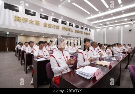 Peking, China. September 2023. Mitglieder der chinesischen Delegation für die Asienspiele in Hangzhou nehmen am Eröffnungstreffen der Delegation in Peking, der Hauptstadt Chinas, am 12. September 2023 Teil. Quelle: Jia Haocheng/Xinhua/Alamy Live News Stockfoto