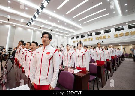 Peking, China. September 2023. Mitglieder der chinesischen Delegation für die Asienspiele in Hangzhou singen die Nationalhymne während der Eröffnungssitzung der Delegation in Peking, der Hauptstadt Chinas, am 12. September 2023. Quelle: Chen Zhonghao/Xinhua/Alamy Live News Stockfoto