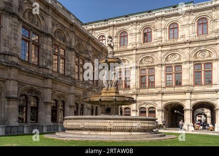 Opernbrunnen vor der Wiener Staatsoper, Wien, Österreich, Europa Stockfoto