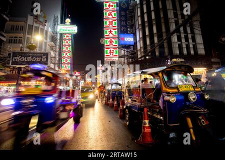 Bangkok, Thailand; 1. Januar 2023: Thanon Yaowarat Road bei Nacht in Bangkoks Chinatown. Stockfoto