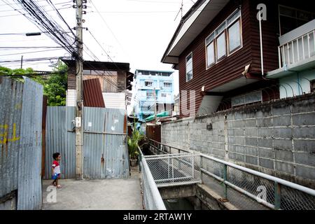 Bangkok, Thailand; 1. Januar 2023: Straßen der Stadtviertel am Rande des Stadtzentrums von Bangkok. Stockfoto