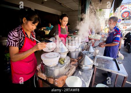 Chiang Mai, Thailand; 1. Januar 2023: Street Food Stand auf den Straßen von Chiang Mai. Stockfoto