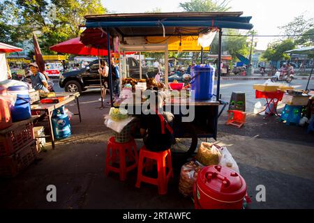 Chiang Mai, Thailand; 1. Januar 2023: Street Food Stand auf den Straßen von Chiang Mai. Stockfoto