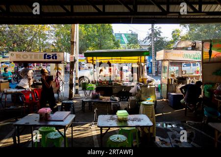 Chiang Mai, Thailand; 1. Januar 2023: Street Food Stand auf den Straßen von Chiang Mai. Stockfoto