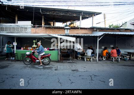 Chiang Mai, Thailand; 1. Januar 2023: Street Food Stand auf den Straßen von Chiang Mai. Stockfoto