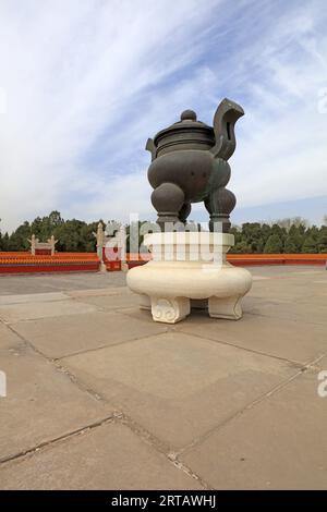 Chinesische Weihrauchbrennerarchitektur der Qing-Dynastie im Ditan Park, Peking, China Stockfoto