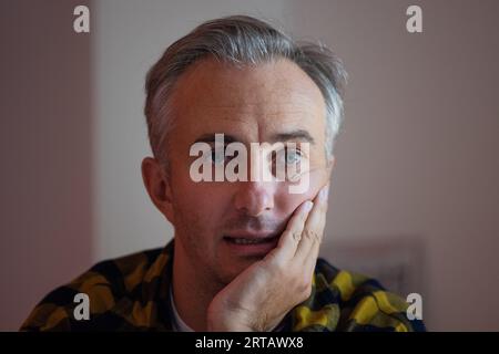 Köln, Deutschland. September 2023. Jan Böhmermann, Presenter und Journalist, spricht während eines Interviews mit der dpa in seinem Büro im Studio Ehrenfeld. Quelle: Rolf Vennenbernd/dpa/Alamy Live News Stockfoto