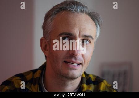 Köln, Deutschland. September 2023. Jan Böhmermann, Presenter und Journalist, spricht während eines Interviews mit der dpa in seinem Büro im Studio Ehrenfeld. Quelle: Rolf Vennenbernd/dpa/Alamy Live News Stockfoto