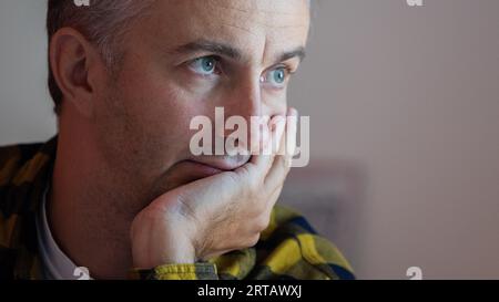 Köln, Deutschland. September 2023. Jan Böhmermann, Presenter und Journalist, spricht während eines Interviews mit der dpa in seinem Büro im Studio Ehrenfeld. Quelle: Rolf Vennenbernd/dpa/Alamy Live News Stockfoto