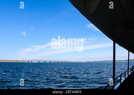 Blick auf die Kaiserliche Brücke von der Wolga. Hochwertige Fotos Stockfoto