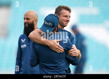 Die Engländer Adil Rashid und Jos Buttler (rechts) während der Nets-Session im Kia Oval in London. Bilddatum: Dienstag, 12. September 2023. Stockfoto