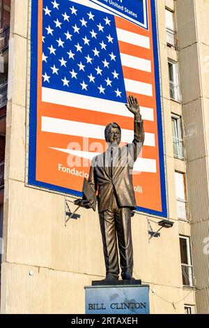 Die Statue des ehemaligen amerikanischen Präsidenten Bill Clinton, der von 1993 bis 2001 als 42. Präsident der Vereinigten Staaten diente und aus Arkansas stammt, kann am Montag, den 11. September 2023, in der Nähe der Mutter-Theresia-Kathedrale in Prishtina, der Hauptstadt des Kosovo, beobachtet werden. (VX Photo/Vudi Xhymshiti) Stockfoto