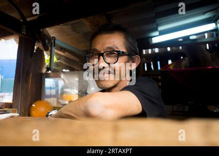 Chiang Mai, Thailand; 1. Januar 2023: Thailändischer Koch in seinem bescheidenen Restaurant in Chiang Mai. Stockfoto