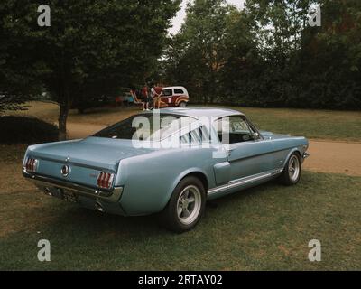 Silver Blue Mustang Fastback GT aus den 1960er Jahren, ausgestellt auf dem Banbury Car & Bike Meet im Oktober 2023 Stockfoto