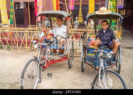Fahrradrikscha-Fahrer, die auf Kunden warten, Chiang Mai, Thailand, Asien Stockfoto