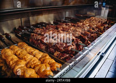 Traditioneller kaukasischer Schisch-Kebab auf dem Street Food Market. Gegrilltes Fleisch auf Spieß. Hochwertige Fotos Stockfoto